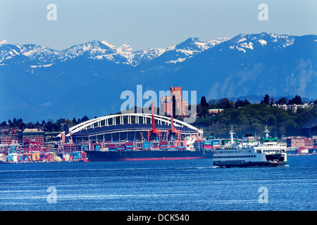 Seattle Fährhafen Washington mit Krane Container und Frachter Schiffe am Pier zu entladen und Stadion Cascade Mountains Stockfoto