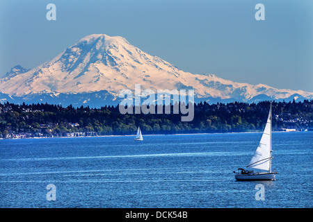 Mount Rainier Puget Sound North Seattle Schnee Berg Segelboote Washington State Pacific Northwest Stockfoto