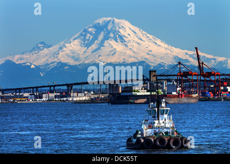 Tug Seattle Bootshafen mit rote Kräne West Seattle Brücke und Mount Rainier im Hintergrund Washington Stockfoto