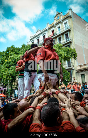 Barcelona, Spanien. 18. August 2013. 18. August 2013. Barcelona, Spanien: The Xicots de Vilafranca eine good-bye-Säule zu bauen, wie die Castellers-Tag für die Festa Major de Gracia 2013 gesperrt wurde durch einen schweren Unfall verursacht © Matthi/Alamy Live-Nachrichten Stockfoto