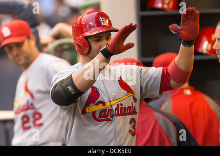 Milwaukee, Wisconsin, USA. 19. August 2013. 19. August 2013: St. Louis Cardinals Recht Fielder Carlos Beltran #3 Home Runs im ersten Inning während der Major League Baseball Spiel zwischen den Milwaukee Brewers und den St. Louis Cardinals im Miller Park in Milwaukee, Wisconsin. Kardinäle führen die Brauer 1: 0 im ersten Inning. John Fisher/CSM. © Csm/Alamy Live-Nachrichten Stockfoto