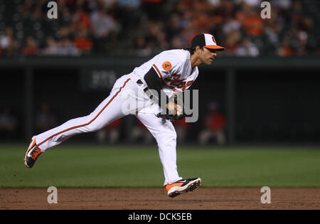 Baltimore, MD, USA. 19. August 2013. Baltimore Orioles zweiter Basisspieler Brian Roberts (1) Felder einen Ball und bereitet sich auf die erste Base werfen. Tampa Bay Rays gegen Baltimore Orioles an Oriole Park at Camden Yards am 19. August 2013 in Baltimore, Maryland. Foto: Mike Buscher/Cal Sport Media © Csm/Alamy Live-Nachrichten Stockfoto