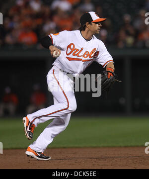 Baltimore, MD, USA. 19. August 2013. Baltimore Orioles zweiter Basisspieler Brian Roberts (1) Felder einen Ball und bereitet sich auf die erste Base werfen. Tampa Bay Rays gegen Baltimore Orioles an Oriole Park at Camden Yards am 19. August 2013 in Baltimore, Maryland. Foto: Mike Buscher/Cal Sport Media © Csm/Alamy Live-Nachrichten Stockfoto