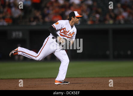 Baltimore, MD, USA. 19. August 2013. Baltimore Orioles zweiter Basisspieler Brian Roberts (1) Felder einen Ball und bereitet sich auf die erste Base werfen. Tampa Bay Rays gegen Baltimore Orioles an Oriole Park at Camden Yards am 19. August 2013 in Baltimore, Maryland. Foto: Mike Buscher/Cal Sport Media © Csm/Alamy Live-Nachrichten Stockfoto
