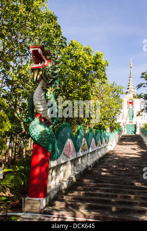 Dragon-Treppe und Stupa im Wat Mokkanlan, Chomthong Chiangmai Thailand Stockfoto