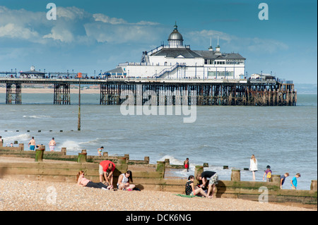 Der Strand und Pier an der englischen Küste von Eastbourne in der Grafschaft East Sussex, England, UK. Stockfoto