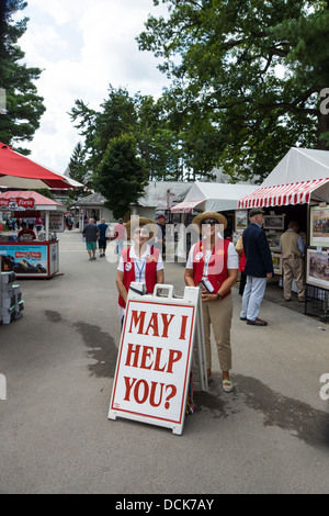 Zwei freundliche Frauen sind bereit, um die Besucher am Eingang zu dem Saratoga Raceway in Saratoga, New York. Stockfoto