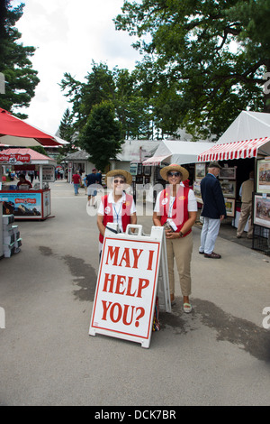 Zwei freundliche Frauen sind bereit, um die Besucher am Eingang zu dem Saratoga Raceway in Saratoga, New York. Stockfoto