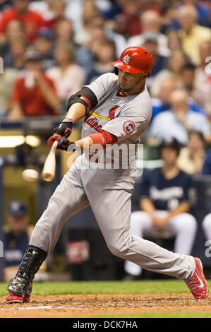 Milwaukee, Wisconsin, USA. 19. August 2013. 19. August 2013: St. Louis Cardinals Recht Fielder singles Carlos Beltran #3 auf Feld rechts im 5. Inning während der Major League Baseball Spiel zwischen den Milwaukee Brewers und den St. Louis Cardinals im Miller Park in Milwaukee, Wisconsin. Kardinäle führen die Brauer 2-1. John Fisher/CSM. © Csm/Alamy Live-Nachrichten Stockfoto