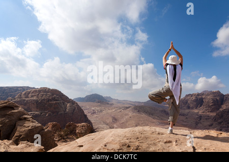 Yoga in Petra. Stockfoto
