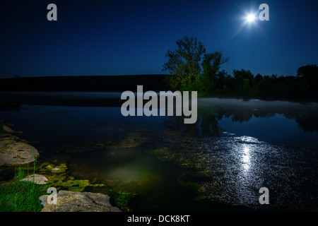 Full Moon rising über den See Stockfoto