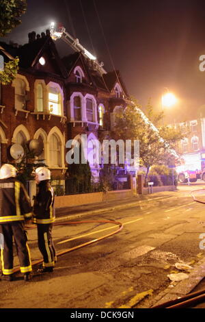 Waltham Forest, London, UK. 20. August 2013. Dienstag, 20. August 2013 Feuer stark beschädigt Walthamstow Gemeindesaal. Einige 70 Feuerwehrleute mit 10 Feuerwehrfahrzeuge wurden um das Feuer in den etwa 01:15hrs genannt. Ein Feuerwehr-Sprecher hat gesagt, dass die meisten des Daches und etwa die Hälfte der im ersten Stock der Bankett-Suite ist aussteigen. Bildnachweis: HOT SHOTS/Alamy Live-Nachrichten Stockfoto