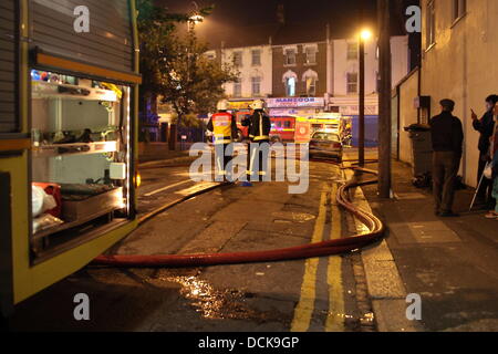 Waltham Forest, London, UK. 20. August 2013. Dienstag, 20. August 2013 Feuer stark beschädigt Walthamstow Gemeindesaal. Einige 70 Feuerwehrleute mit 10 Feuerwehrfahrzeuge wurden um das Feuer in den etwa 01:15hrs genannt. Ein Feuerwehr-Sprecher hat gesagt, dass die meisten des Daches und etwa die Hälfte der im ersten Stock der Bankett-Suite ist aussteigen. Bildnachweis: HOT SHOTS/Alamy Live-Nachrichten Stockfoto