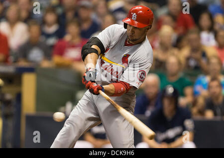 Milwaukee, Wisconsin, USA. 19. August 2013. 19. August 2013: St. Louis Cardinals Recht Fielder Carlos Beltran #3 trifft eine Infield Single im 8. Inning während der Major League Baseball Spiel zwischen den Milwaukee Brewers und den St. Louis Cardinals im Miller Park in Milwaukee, Wisconsin. Kardinäle führen die Brauer 8-5 im 8. Inning. John Fisher/CSM. © Csm/Alamy Live-Nachrichten Stockfoto