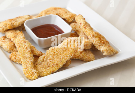 Hausgemachte, panierte Huhn Angebote mit DIP-Sauce serviert. Stockfoto