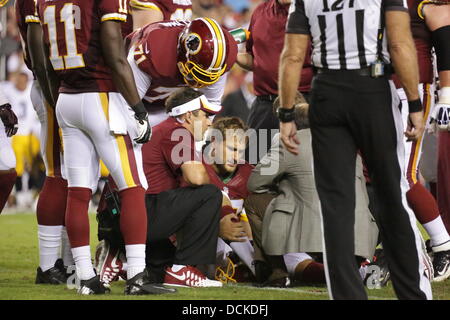 Landover, MD, USA. 19. August 2013. 19. August 2013, nehmen Landover, MD, FedEx Field Washington Redskins auf die Pittsburgh Steelers in der zweiten Fußball-Vorsaison Spiel. Kirk Cousins # 12 ist verletzt, nach dem Ausführen auf der Seitenlinie Cousins verließ das Spiel mit einem verstauchten rechten Fuß im zweiten Quartal. Redskins gehen auf die Steelers 24-13 zu besiegen. © Khamp Sykhammountry/Alamy Live-Nachrichten Stockfoto