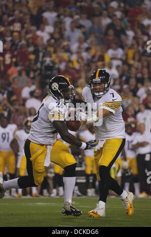 Landover, MD, USA. 19. August 2013. 19. August 2013, nehmen Landover, MD, FedEx Field Washington Redskins auf die Pittsburgh Steelers in der zweiten Fußball-Vorsaison Spiel. Ben Roethlisberger # 7 übergibt den Ball an LaRod Stephens heulen # 26. Redskins gehen auf die Steeler 24-13 zu besiegen. © Khamp Sykhammountry/Alamy Live-Nachrichten Stockfoto