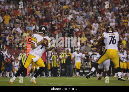 Landover, MD, USA. 19. August 2013. 19. August 2013, nehmen Landover, MD, FedEx Field Washington Redskins auf die Pittsburgh Steelers in der zweiten Fußball-Vorsaison Spiel. Ben Roethlisberger # 7 setzt auf um den Fußball zu werfen, während Mike Adams die Redskins Verteidigung # 76 blockiert. Redskins gehen auf die Steelers 24-13 zu besiegen. © Khamp Sykhammountry/Alamy Live-Nachrichten Stockfoto