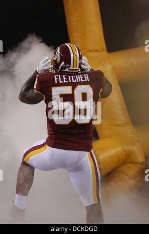 Landover, MD, USA. 19. August 2013. 19. August 2013, nehmen Landover, MD, FedEx Field Washington Redskins auf die Pittsburgh Steelers in der zweiten Fußball-Vorsaison Spiel. London Fletcher wird eingeführt und bekommt die Mannschaft und Fans vor dem Spiel angefeuert. Redskins gehen auf die Steelers 24-13 zu besiegen. © Khamp Sykhammountry/Alamy Live-Nachrichten Stockfoto