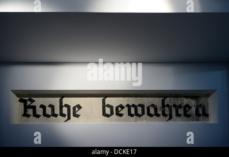 Schild mit der Aufschrift "Keep Calm", in Wewelsburg Castle, jetzt ein Museum über die Gräueltaten der SS, Wewelsburg, Deutschland, Europa Stockfoto