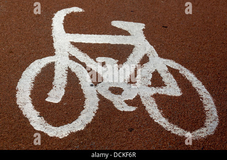 19.08.2013 weiß lackierten Radweg Markierung auf dem Fahrrad Weg Southend Stockfoto