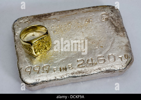 Großen Gold-Nugget-Ring und 24.60 Troy Unze Goldbarren Silberbarren (gegossene Barren) Stockfoto