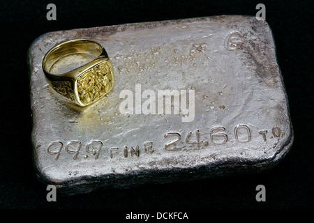 Großen Gold-Nugget-Ring und 24.60 Troy Unze Goldbarren Silberbarren (gegossene Barren) Stockfoto