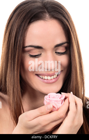 Nette Frau mit rosa Rose auf weißem Hintergrund Stockfoto