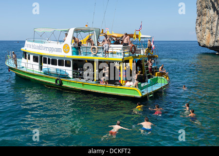 Touristen aus Thailand tauchen Boot - Ko Phi Phi Leh - schwimmen Stockfoto