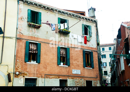 Waschen hängen von einer verblichenen Venietian Gebäude in Venedig, Italien Stockfoto