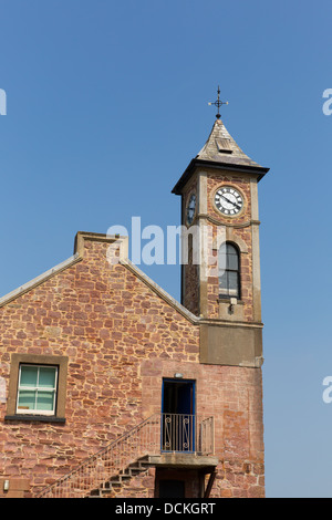 Uhrturm in blauem Himmel in Kingsand Cornwall England UK Stockfoto