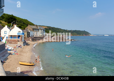 Kingsand Cornwall neben Cawsand mit Menschen genießen den Sandstrand auf der Halbinsel Rame Stockfoto