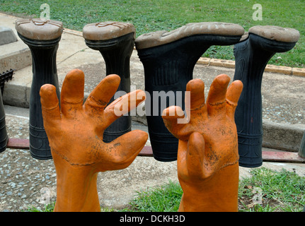 South Africa Anglo Gold Ashanti Mponeng Mine Neear Carletonville West Johannesburg 11. November 2008: Stiefel und Handschuhe sind Stockfoto