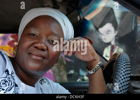 Taxifahrer, Lena Mankope Mahalefa in der überfüllten Innenstadt von Johannesburg. Südafrika 2007 Stockfoto