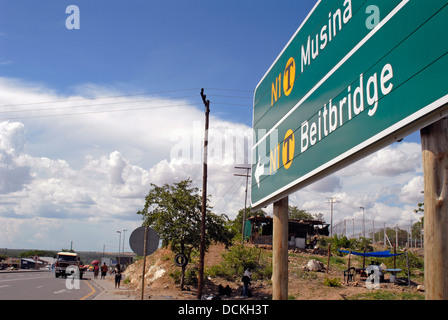 Südafrika, Limpopo Provinz Musina/Beit Brücke. 9. Januar 2009. Grenze-Beschilderung. Stockfoto