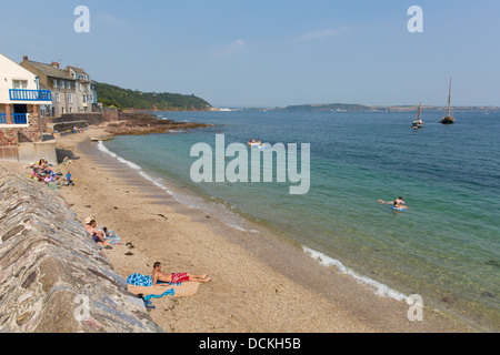 Kingsand Cornwall neben Cawsand mit Menschen genießen den Sandstrand auf der Halbinsel Rame Stockfoto