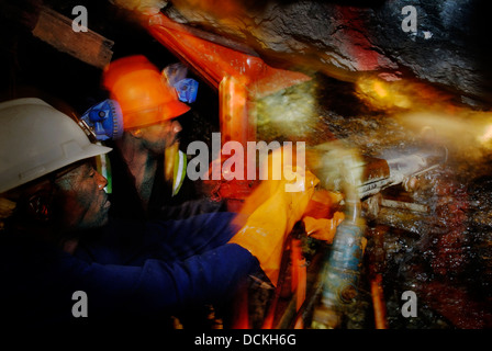 South Africa Anglo Gold Ashanti Mponeng Mine Neear Carletonville West Johannesburg 11. November 2008: Chris Ncxaka (L) Stockfoto