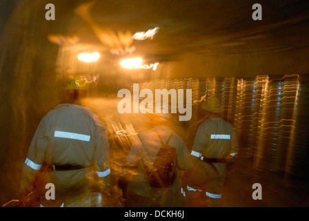 South Africa Anglo Gold Ashanti Mponeng Mine Neear Carletonville West Johannesburg 11. November 2008: Bergleute gehen zurück in Richtung Stockfoto