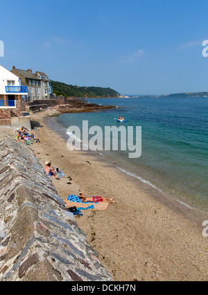 Kingsand Cornwall neben Cawsand mit Menschen genießen den Sandstrand auf der Halbinsel Rame Stockfoto