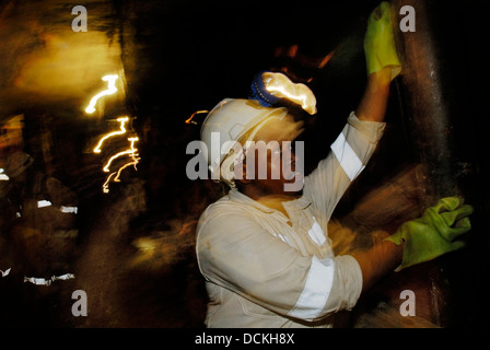 South Africa Anglo Gold Ashanti Mponeng Mine Neear Carletonville West Johannesburg 11. November 2008: Glück Gaqa sichert eine Stockfoto