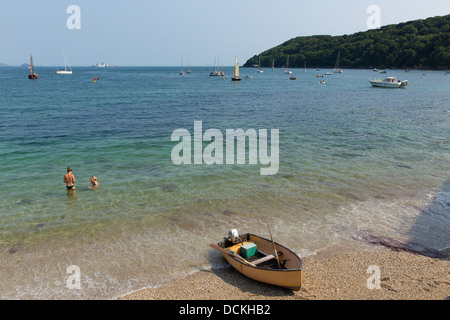 Kingsand Strand Cornwall neben Cawsand, mit Menschen genießen das Meer und Sand auf der Halbinsel Rame Stockfoto