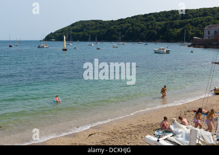 Kingsand Strand Cornwall neben Cawsand, mit Menschen genießen den Sand und das Meer auf der Halbinsel Rame Stockfoto