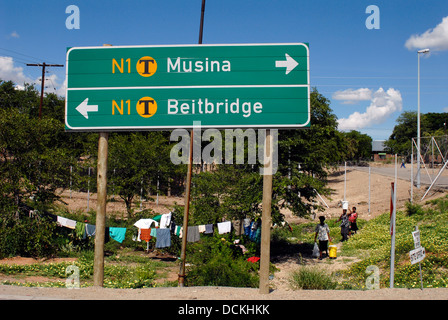 Südafrika, Limpopo Provinz Musina/Beit Brücke. 9. Januar 2009. Grenze-Beschilderung. Stockfoto