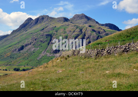 Langdale Pikes und oberen Langdale Tal gesehen Rückblick aus der Blea Tarn-Straße. Stockfoto