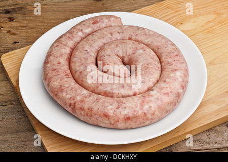 Ausschank von traditionellen Cumberland Würstchen ungekocht in einer Spule frisch vom Fleischer Stockfoto