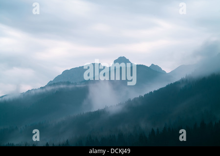 malerische Berge Landschaft mit Nebel und Wolken oder Giewont Peak in der Tatra, Zakopane, Polen Stockfoto