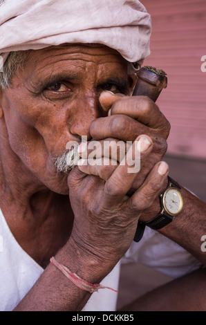 Rauchtabak indischer Mann mit Pfeife - Jaipur, Rajasthan, Indien Stockfoto