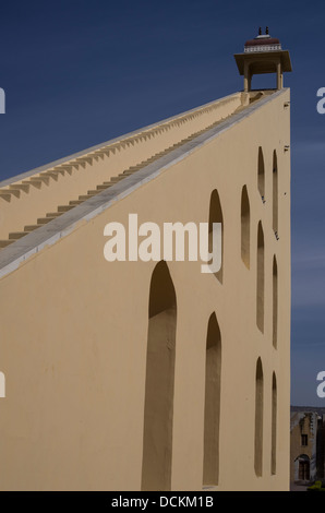 Samrat Yantra 27m Sonnenuhr ein astronomisches Gerät in Jantar Mantar Sternwarte - Jaipur, Rajasthan, Indien Stockfoto