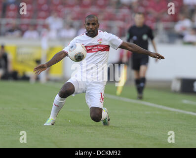 Stuttgarts Cacau spielt den Ball während der Bundesliga-Fußball-Spiel zwischen VfB Stuttgart und Bayer 04 Leverkusen im Mercedes-Benz Arena in Stuttgart, Deutschland, 17. August 2013. Foto: Daniel Maurer Stockfoto