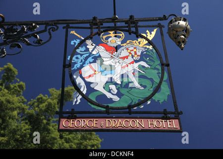 Zeichen außerhalb der George und Dragon Pub, ein Gasthaus aus dem 18. Jahrhundert in das hübsche Dorf große Budworth in der Nähe von Northwich in Cheshire Stockfoto